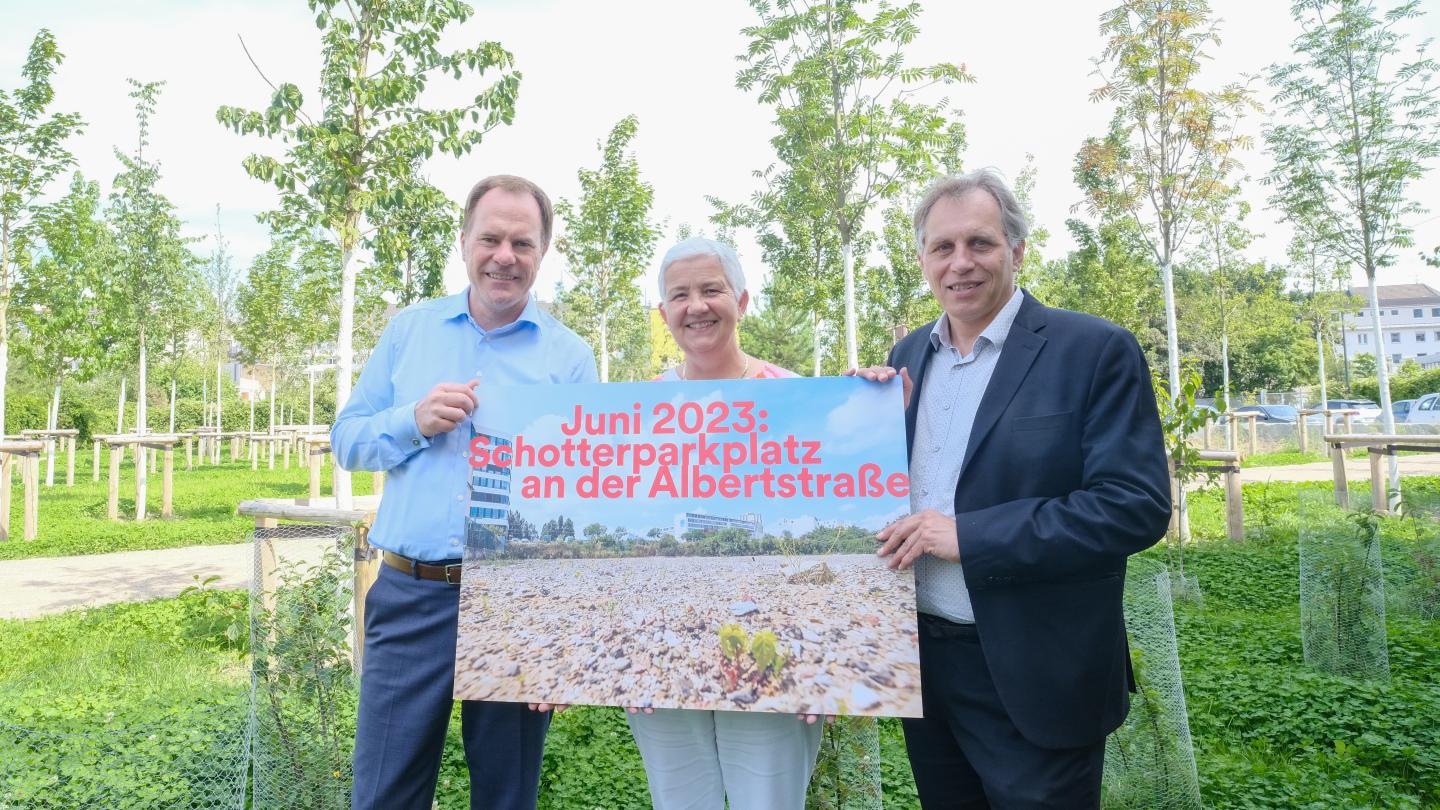 Düsseldorf erstes Quartierswäldchen ist eröffnet: (v.l.) OB Dr. Stephan Keller, Doris Törkel, Leiterin des Garten-, Friedhofs- und Forstamts, und Mobilitäts- und Umweltdezernent Jochen Kral haben die öffentliche Grünanlage freigegeben