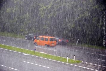 Schmuckbild Regen Straße Autos