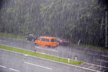Schmuckbild Regen Straße Autos