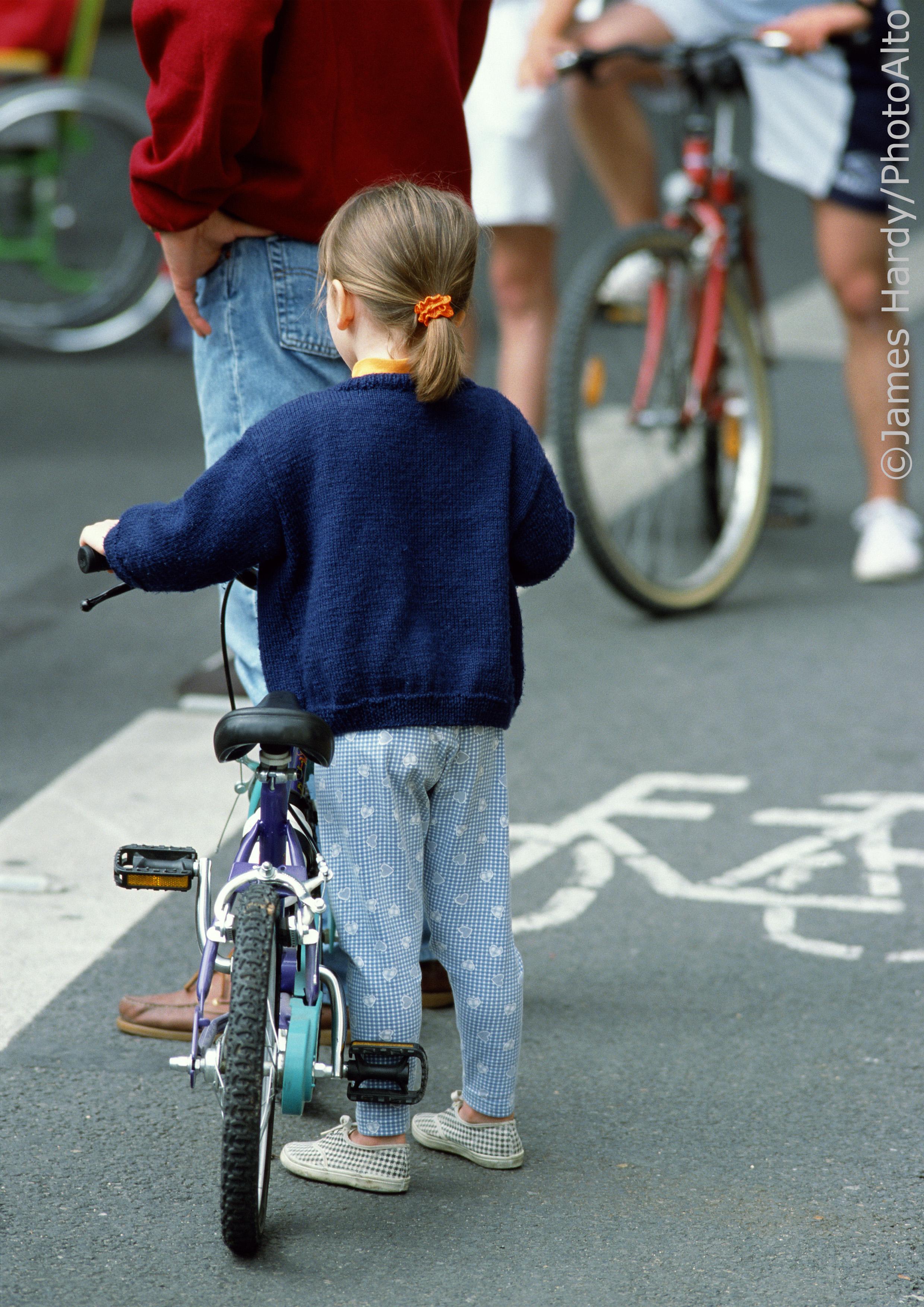 Schmuckbild Mädchen mit Fahrrad